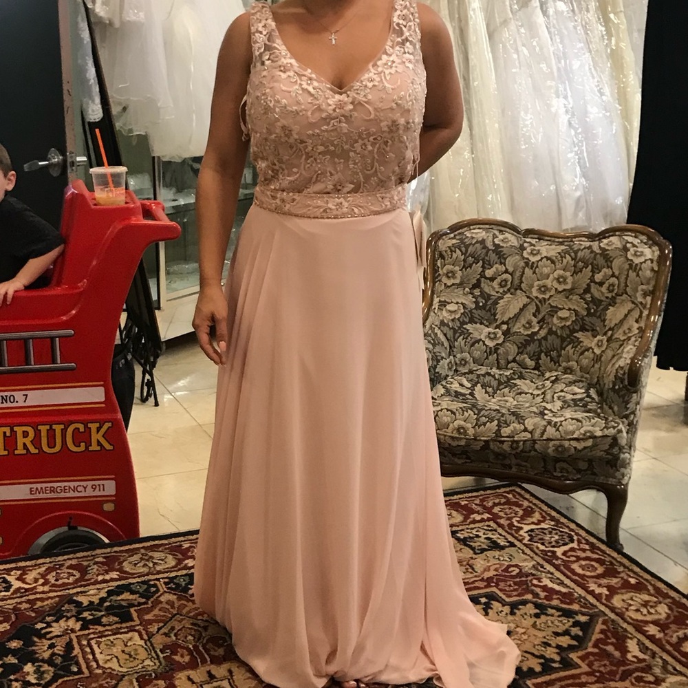 ❌SOLD ❌Mori Lee Bridesmaid Dress in peach size 8